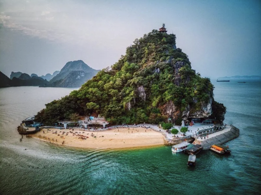 thue xe 45 cho universe di tham quan dao TiTop Vinh Ha Long 